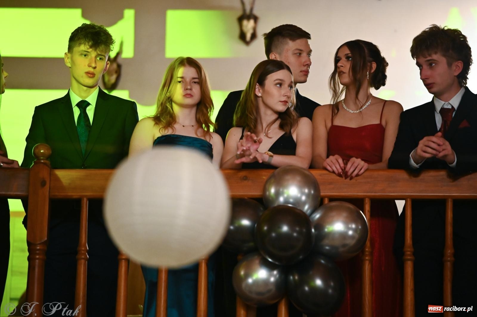 Zdjęcie w galerii na portalu naszraciborz.pl: Razem młodzi przyjaciele! Studniówka II LO z Raciborza [FOTO i WIDEO] wiadomości z regionu