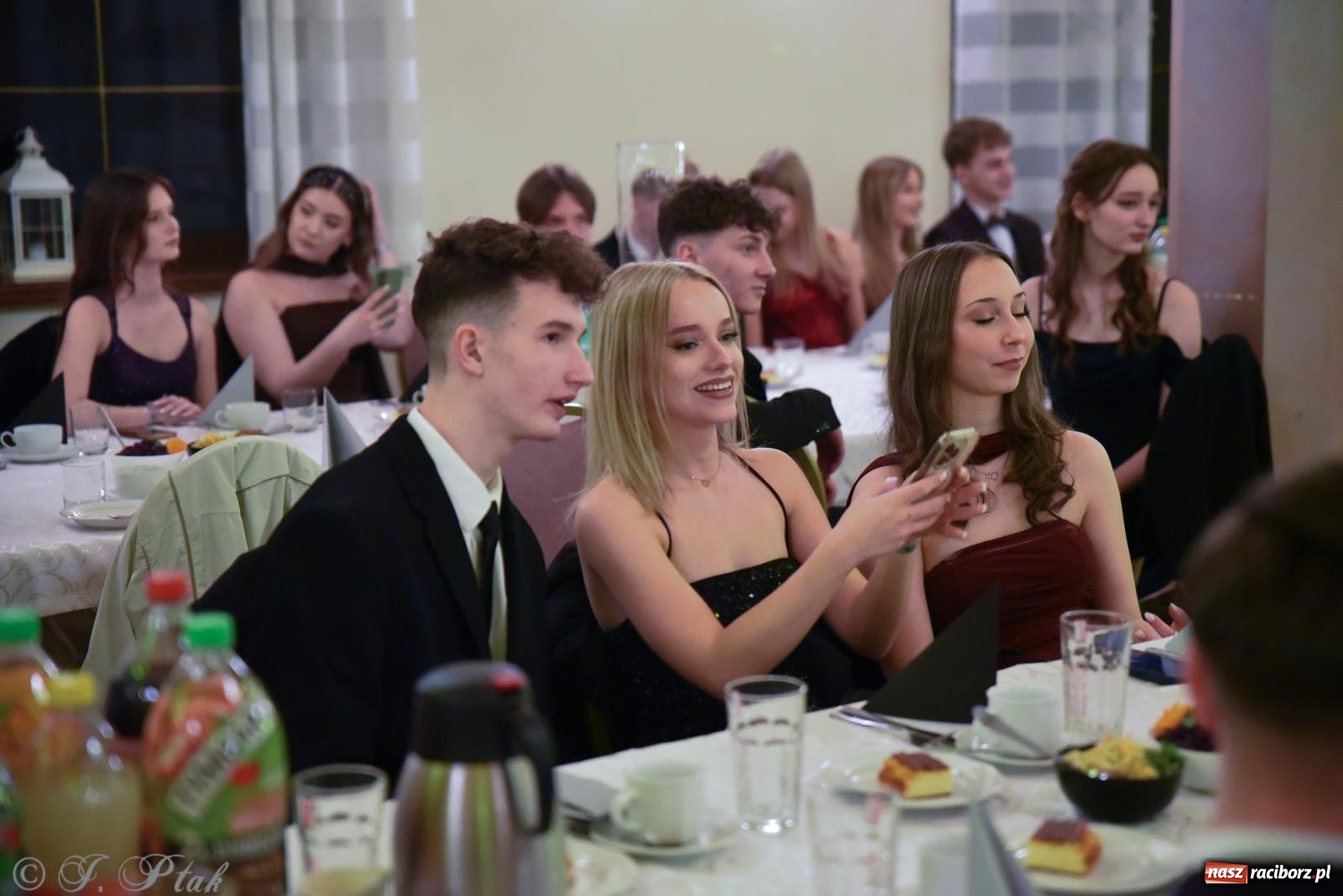 Zdjęcie w galerii na portalu naszraciborz.pl: Razem młodzi przyjaciele! Studniówka II LO z Raciborza [FOTO i WIDEO] wiadomości z regionu