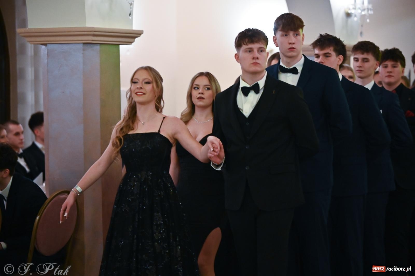 Zdjęcie w galerii na portalu naszraciborz.pl: Razem młodzi przyjaciele! Studniówka II LO z Raciborza [FOTO i WIDEO] wiadomości z regionu