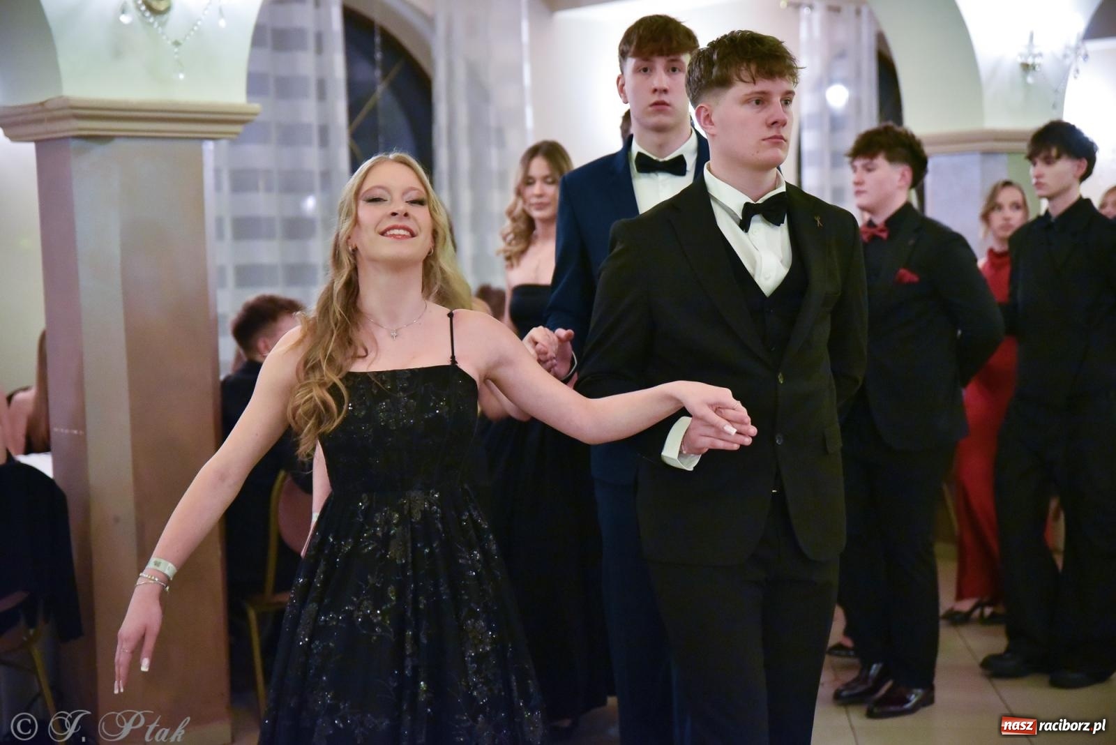 Zdjęcie w galerii na portalu naszraciborz.pl: Razem młodzi przyjaciele! Studniówka II LO z Raciborza [FOTO i WIDEO] wiadomości z regionu