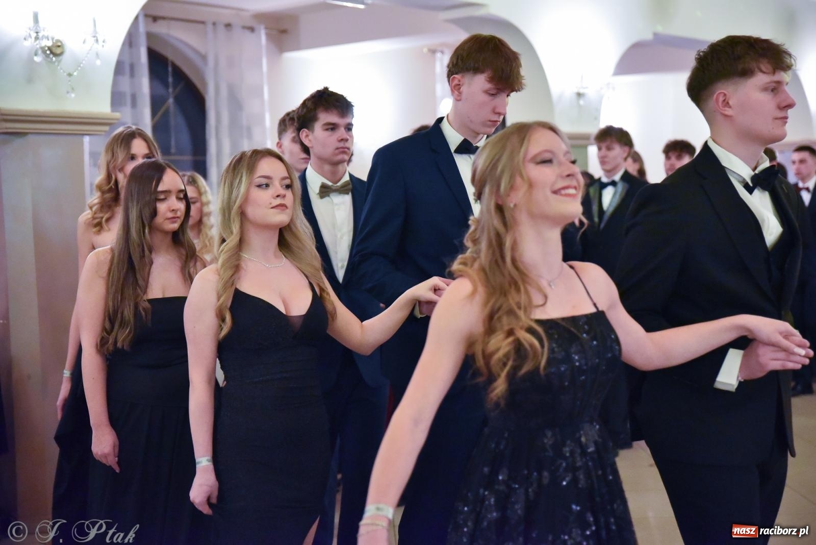 Zdjęcie w galerii na portalu naszraciborz.pl: Razem młodzi przyjaciele! Studniówka II LO z Raciborza [FOTO i WIDEO] wiadomości z regionu