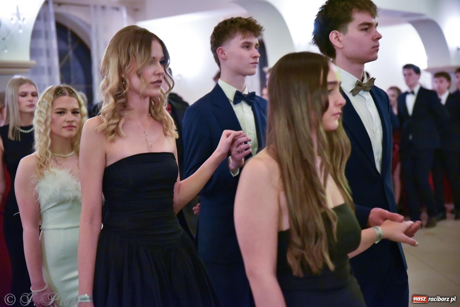 Zdjęcie w galerii na portalu naszraciborz.pl: Razem młodzi przyjaciele! Studniówka II LO z Raciborza [FOTO i WIDEO] wiadomości z regionu