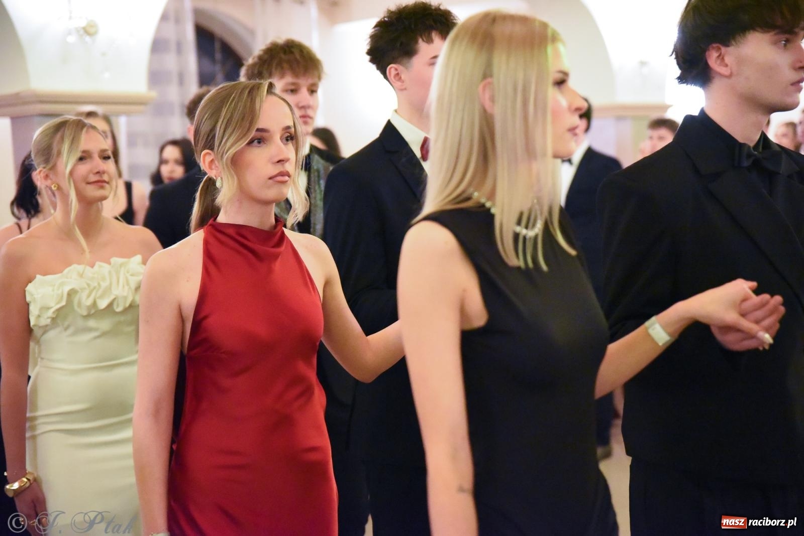 Zdjęcie w galerii na portalu naszraciborz.pl: Razem młodzi przyjaciele! Studniówka II LO z Raciborza [FOTO i WIDEO] wiadomości z regionu