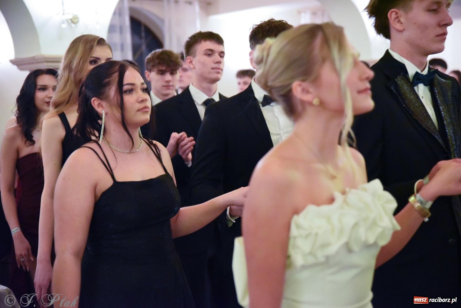 Zdjęcie w galerii na portalu naszraciborz.pl: Razem młodzi przyjaciele! Studniówka II LO z Raciborza [FOTO i WIDEO] wiadomości z regionu