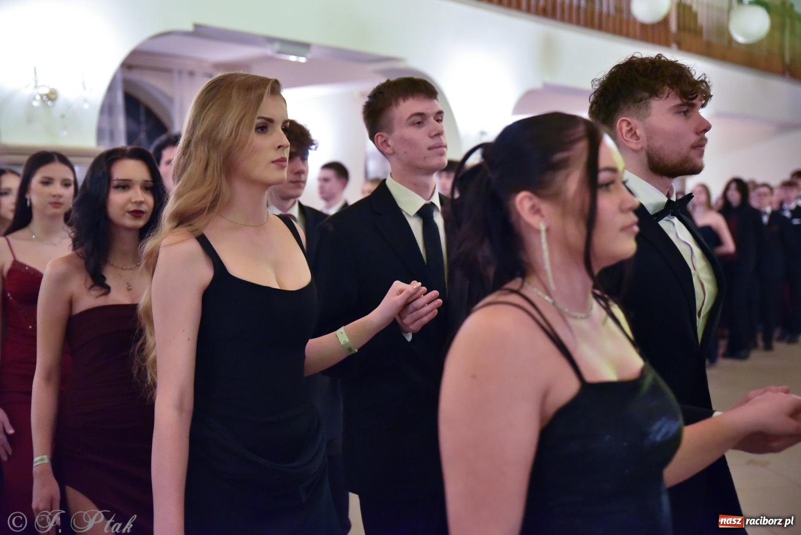 Zdjęcie w galerii na portalu naszraciborz.pl: Razem młodzi przyjaciele! Studniówka II LO z Raciborza [FOTO i WIDEO] wiadomości z regionu