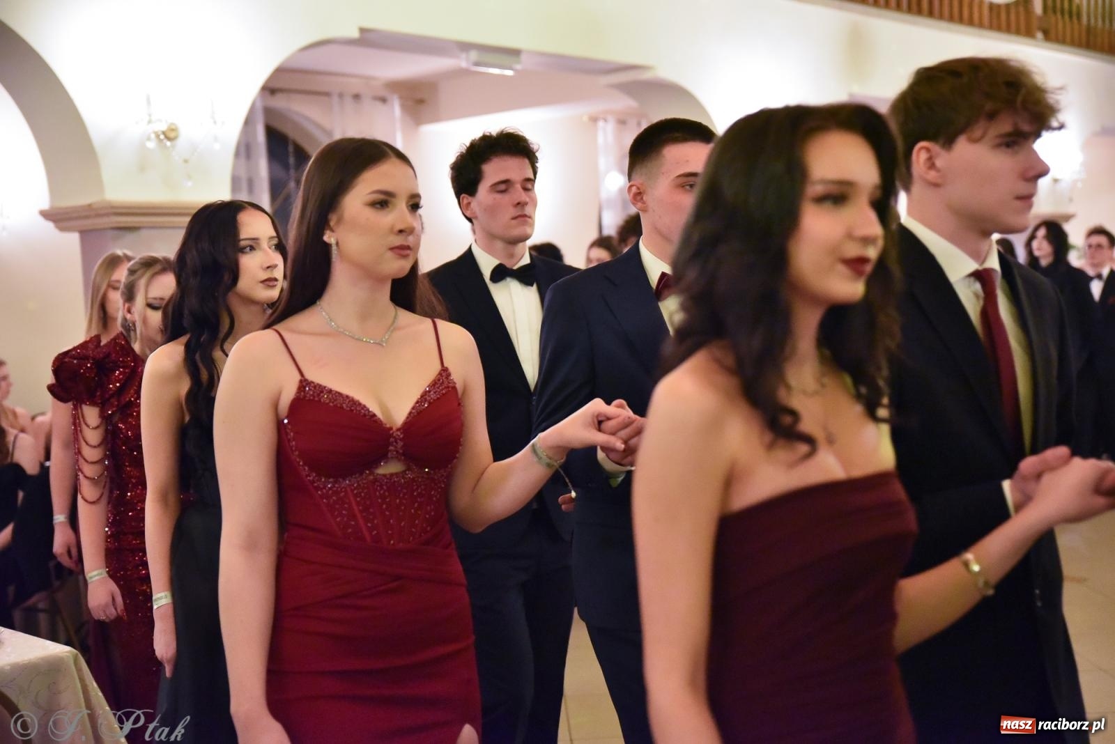 Zdjęcie w galerii na portalu naszraciborz.pl: Razem młodzi przyjaciele! Studniówka II LO z Raciborza [FOTO i WIDEO] wiadomości z regionu