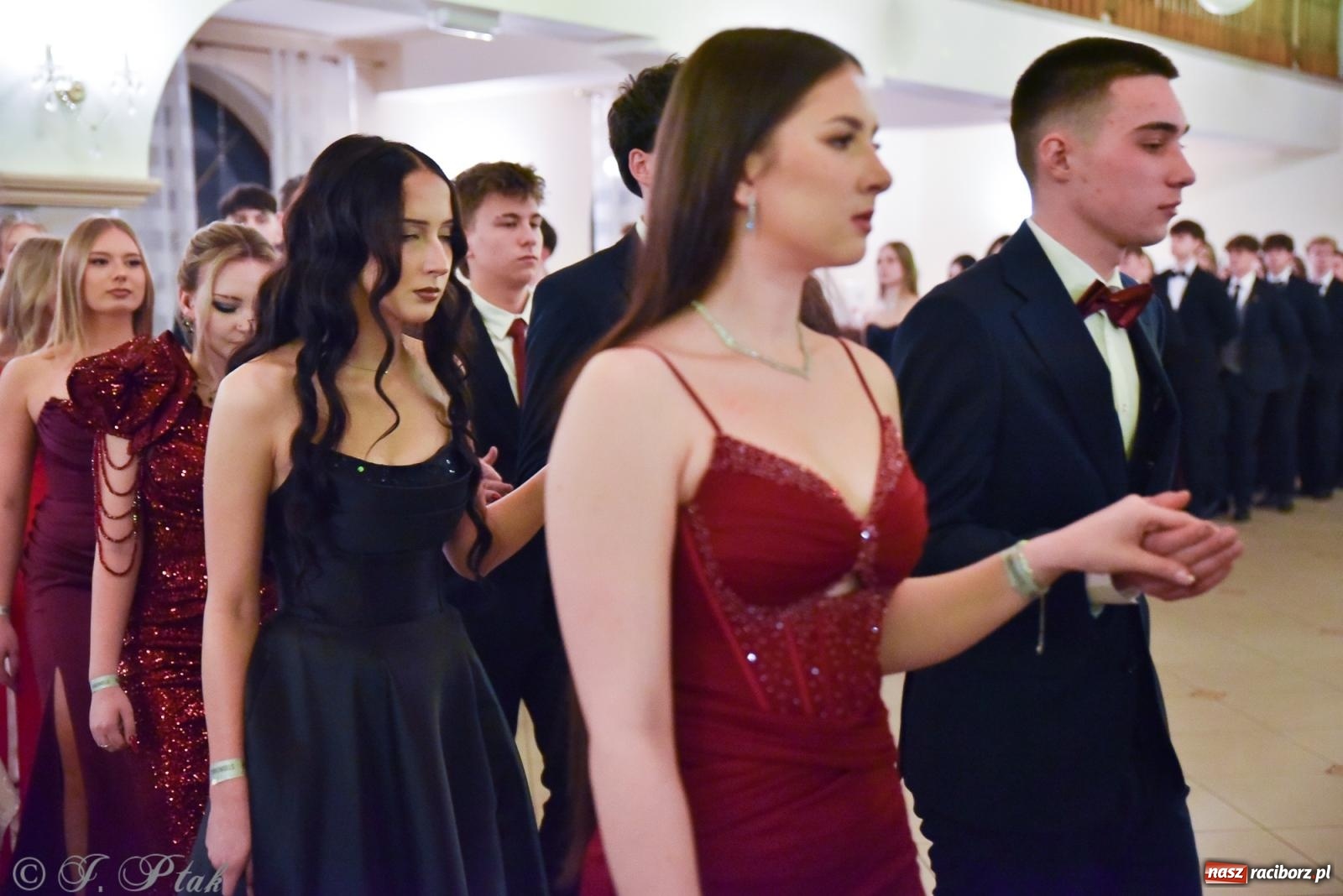 Zdjęcie w galerii na portalu naszraciborz.pl: Razem młodzi przyjaciele! Studniówka II LO z Raciborza [FOTO i WIDEO] wiadomości z regionu