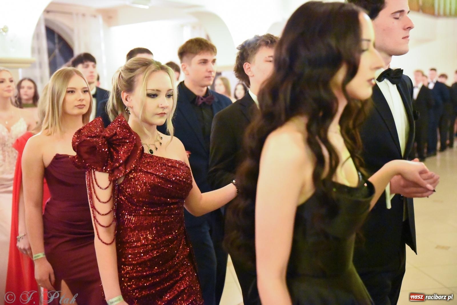 Zdjęcie w galerii na portalu naszraciborz.pl: Razem młodzi przyjaciele! Studniówka II LO z Raciborza [FOTO i WIDEO] wiadomości z regionu