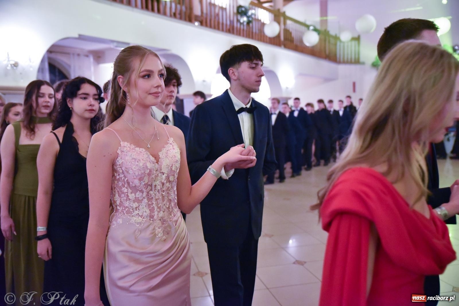 Zdjęcie w galerii na portalu naszraciborz.pl: Razem młodzi przyjaciele! Studniówka II LO z Raciborza [FOTO i WIDEO] wiadomości z regionu