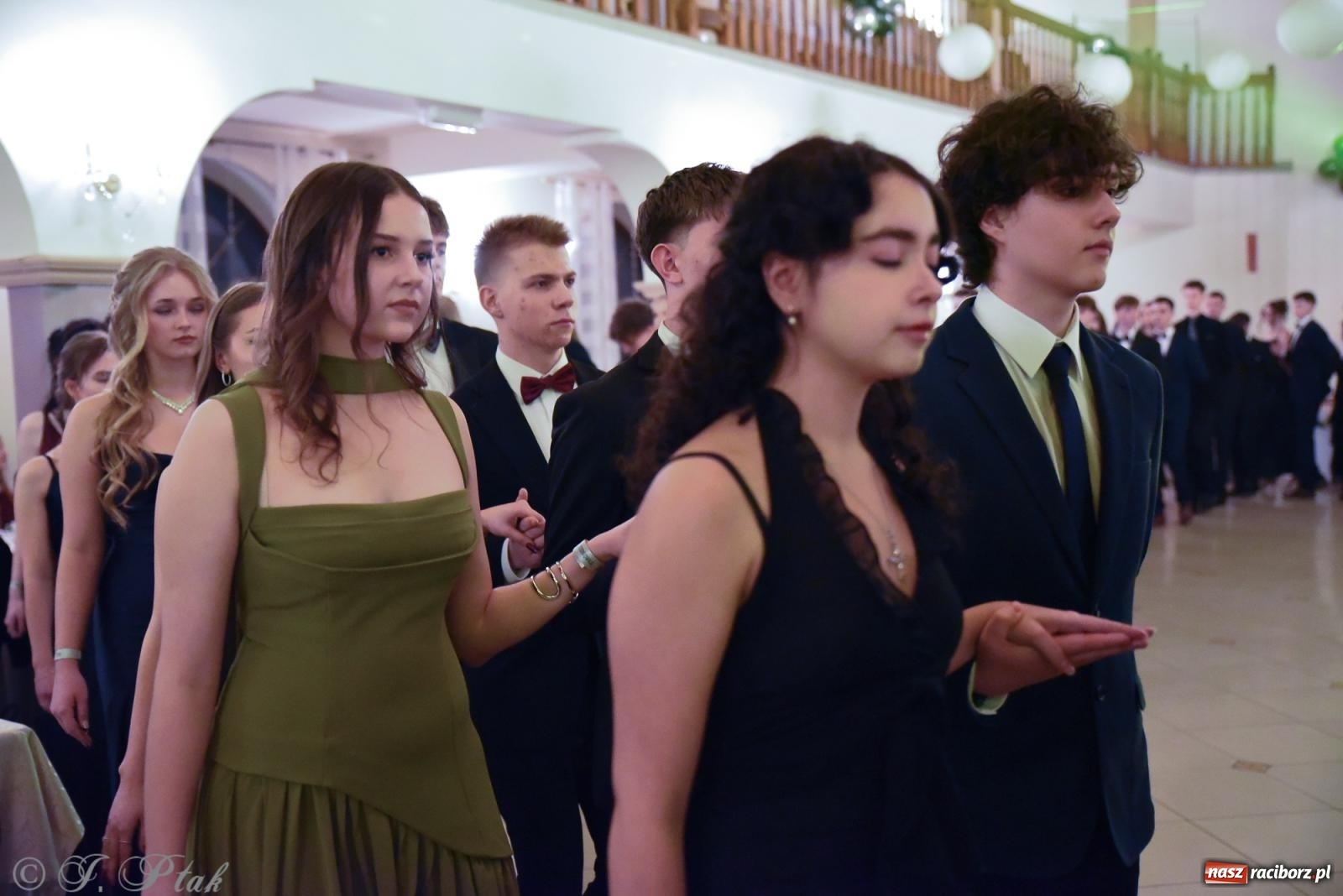 Zdjęcie w galerii na portalu naszraciborz.pl: Razem młodzi przyjaciele! Studniówka II LO z Raciborza [FOTO i WIDEO] wiadomości z regionu