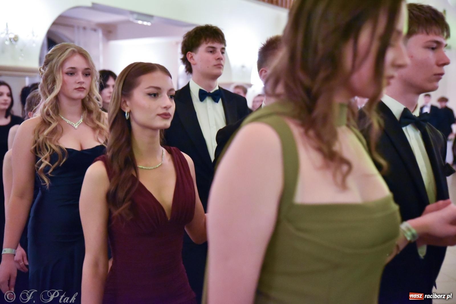 Zdjęcie w galerii na portalu naszraciborz.pl: Razem młodzi przyjaciele! Studniówka II LO z Raciborza [FOTO i WIDEO] wiadomości z regionu