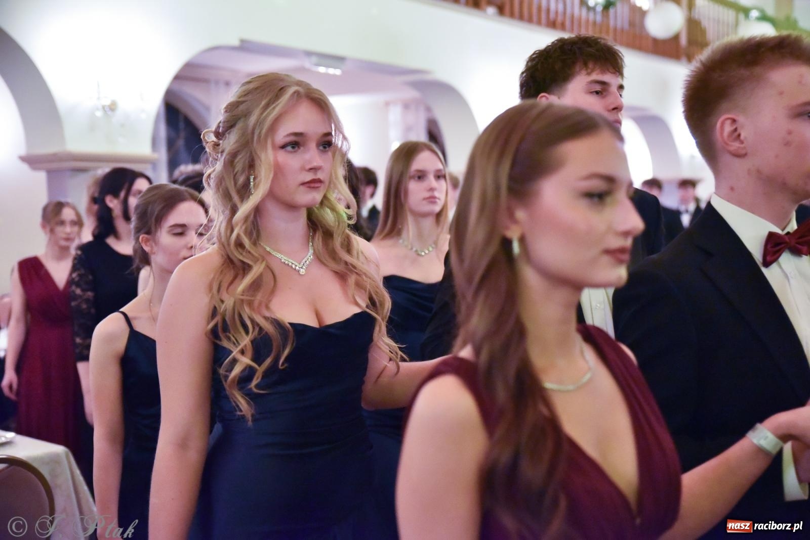 Zdjęcie w galerii na portalu naszraciborz.pl: Razem młodzi przyjaciele! Studniówka II LO z Raciborza [FOTO i WIDEO] wiadomości z regionu