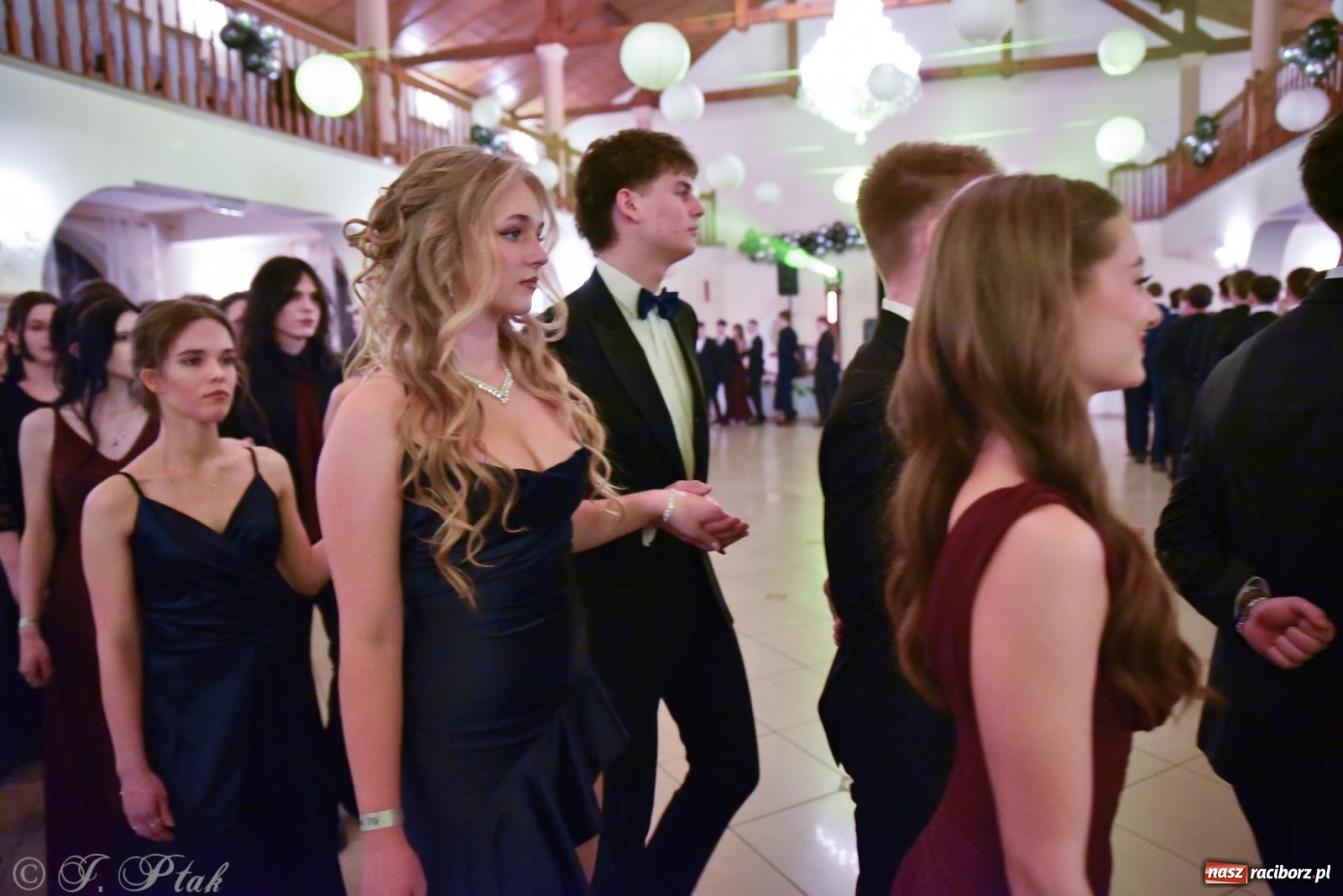 Zdjęcie w galerii na portalu naszraciborz.pl: Razem młodzi przyjaciele! Studniówka II LO z Raciborza [FOTO i WIDEO] wiadomości z regionu