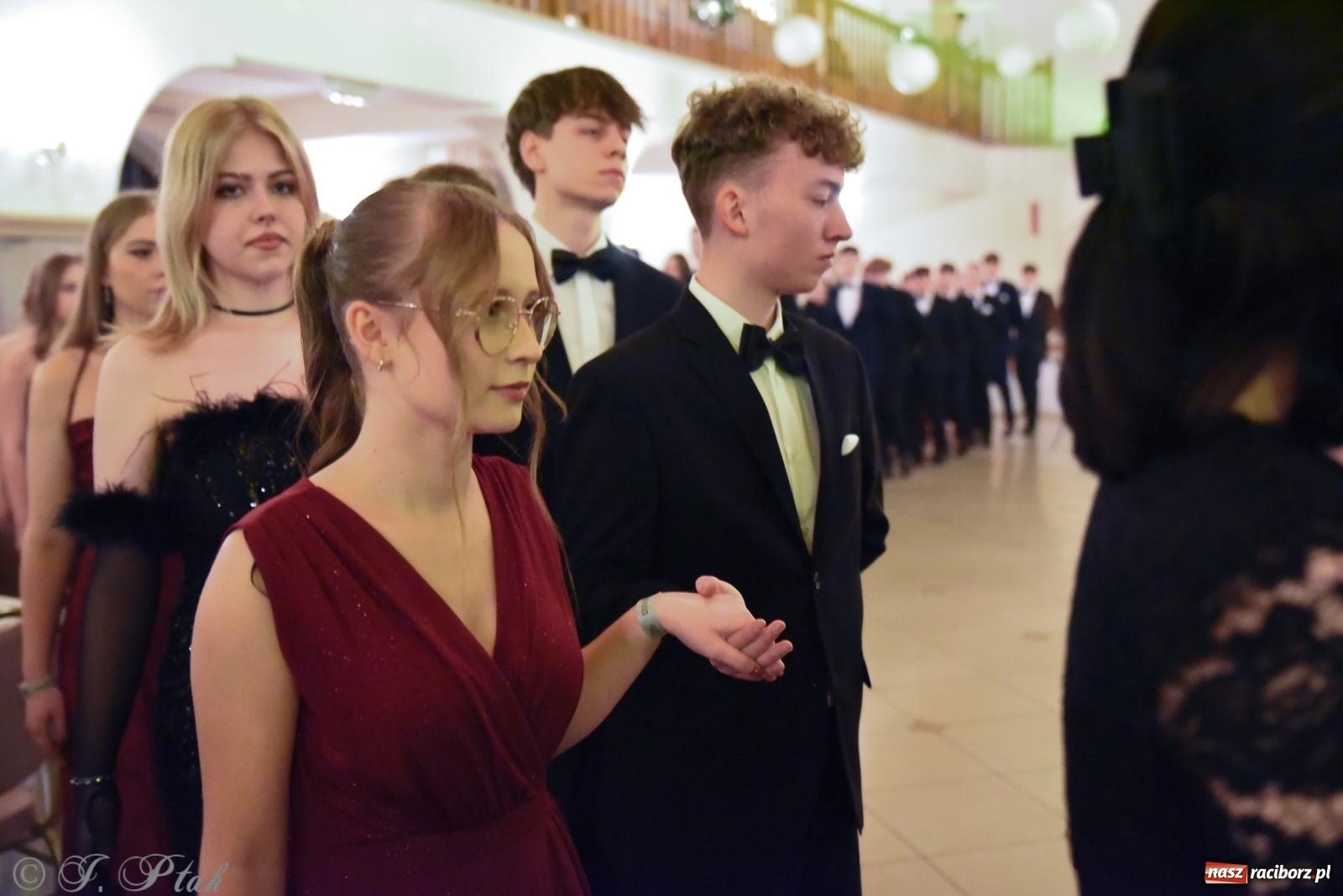 Zdjęcie w galerii na portalu naszraciborz.pl: Razem młodzi przyjaciele! Studniówka II LO z Raciborza [FOTO i WIDEO] wiadomości z regionu