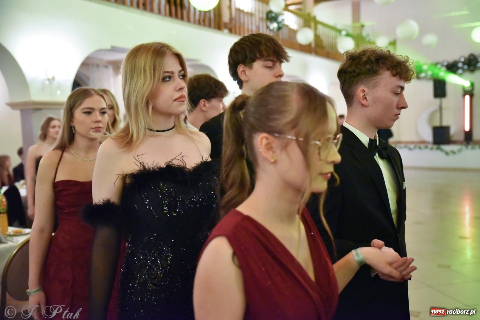 Zdjęcie w galerii na portalu naszraciborz.pl: Razem młodzi przyjaciele! Studniówka II LO z Raciborza [FOTO i WIDEO] wiadomości z regionu