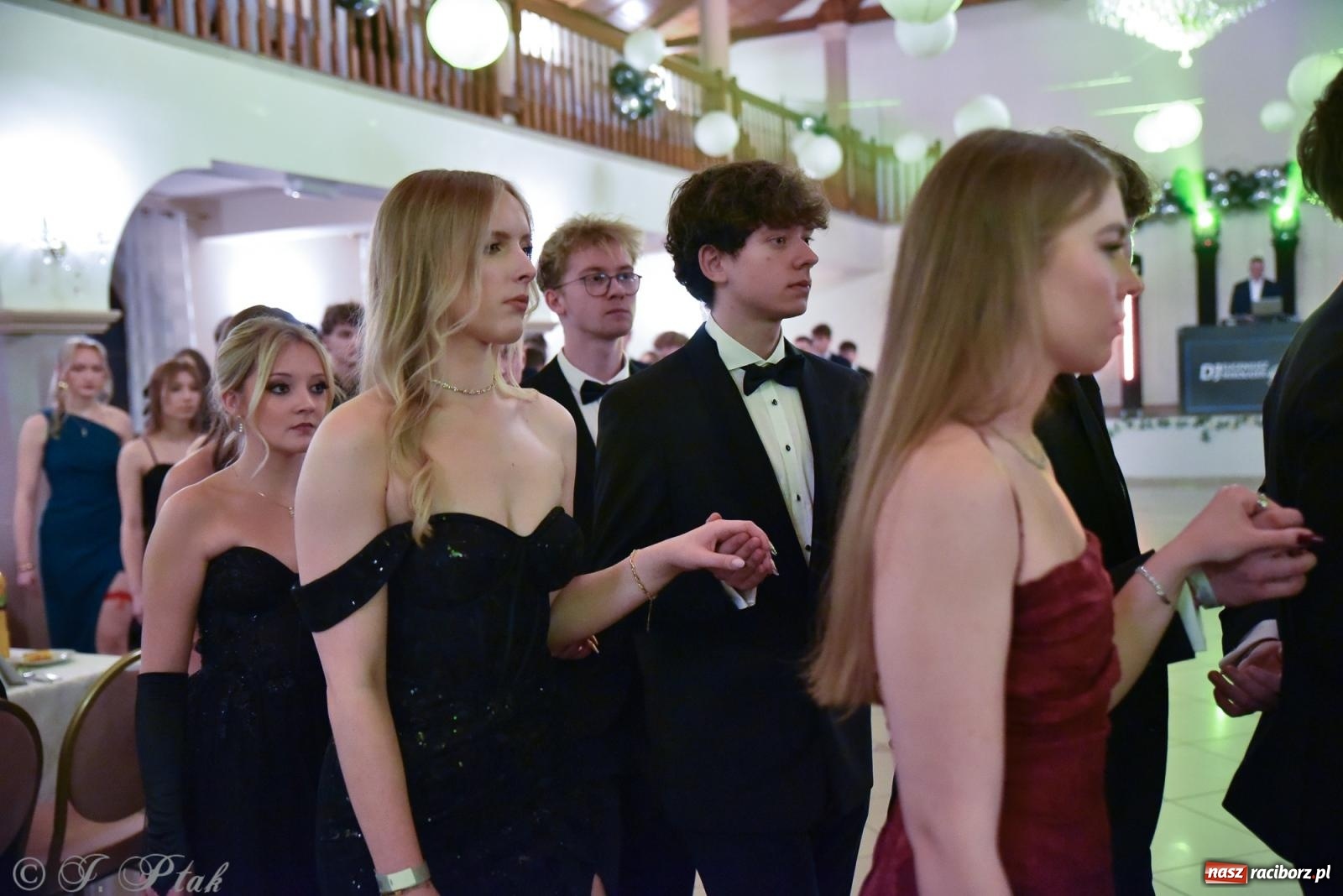 Zdjęcie w galerii na portalu naszraciborz.pl: Razem młodzi przyjaciele! Studniówka II LO z Raciborza [FOTO i WIDEO] wiadomości z regionu