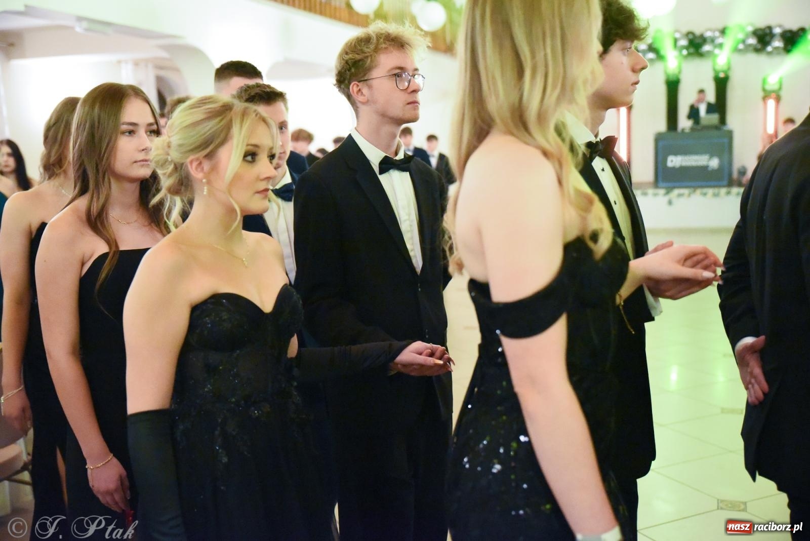 Zdjęcie w galerii na portalu naszraciborz.pl: Razem młodzi przyjaciele! Studniówka II LO z Raciborza [FOTO i WIDEO] wiadomości z regionu