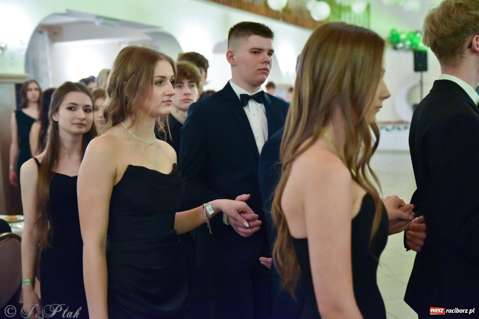 Zdjęcie w galerii na portalu naszraciborz.pl: Razem młodzi przyjaciele! Studniówka II LO z Raciborza [FOTO i WIDEO] wiadomości z regionu