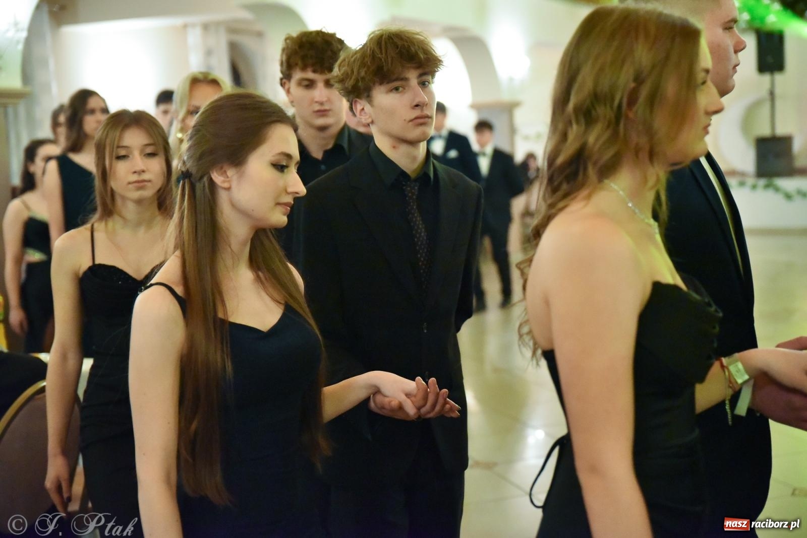 Zdjęcie w galerii na portalu naszraciborz.pl: Razem młodzi przyjaciele! Studniówka II LO z Raciborza [FOTO i WIDEO] wiadomości z regionu