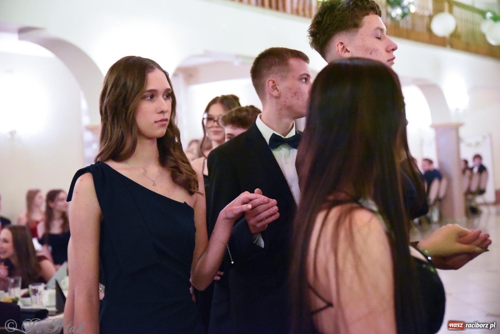 Zdjęcie w galerii na portalu naszraciborz.pl: Razem młodzi przyjaciele! Studniówka II LO z Raciborza [FOTO i WIDEO] wiadomości z regionu