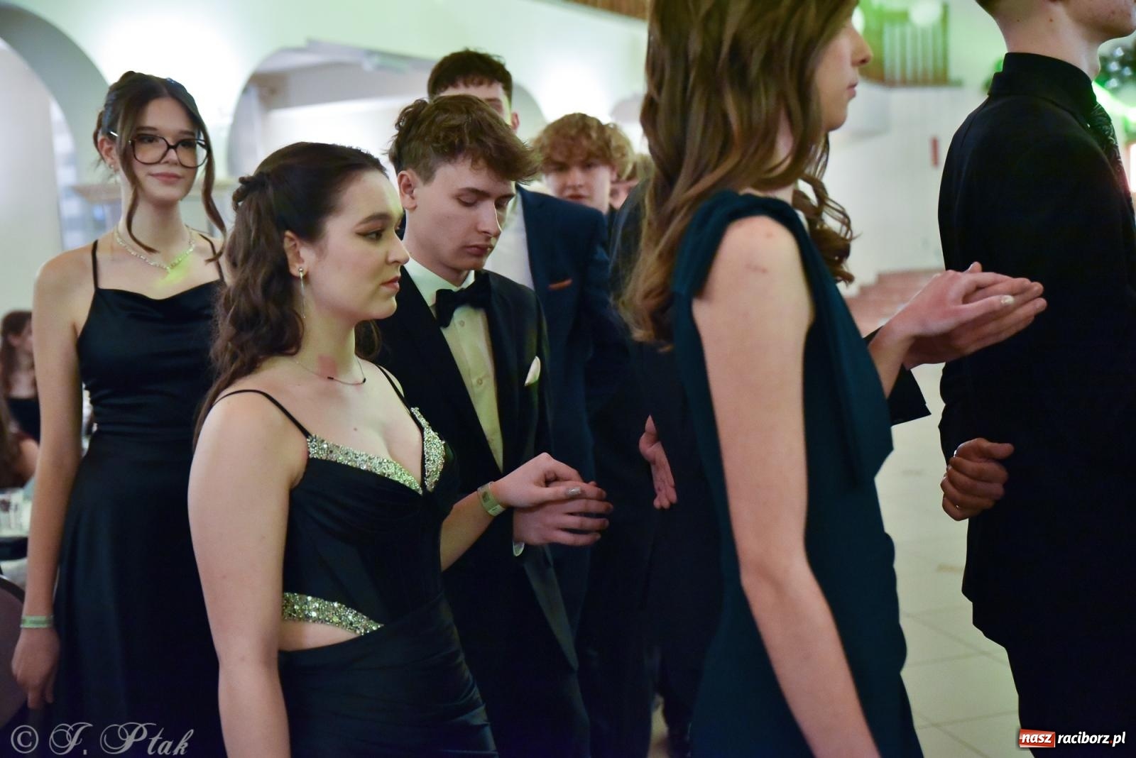 Zdjęcie w galerii na portalu naszraciborz.pl: Razem młodzi przyjaciele! Studniówka II LO z Raciborza [FOTO i WIDEO] wiadomości z regionu