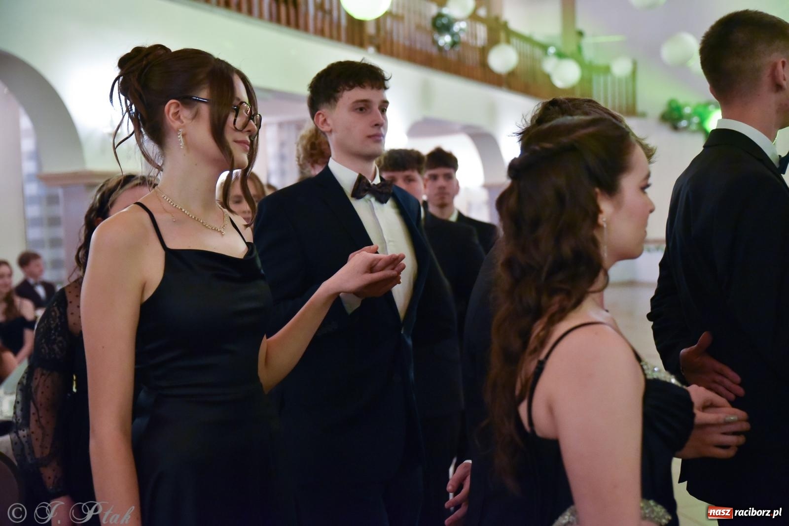 Zdjęcie w galerii na portalu naszraciborz.pl: Razem młodzi przyjaciele! Studniówka II LO z Raciborza [FOTO i WIDEO] wiadomości z regionu