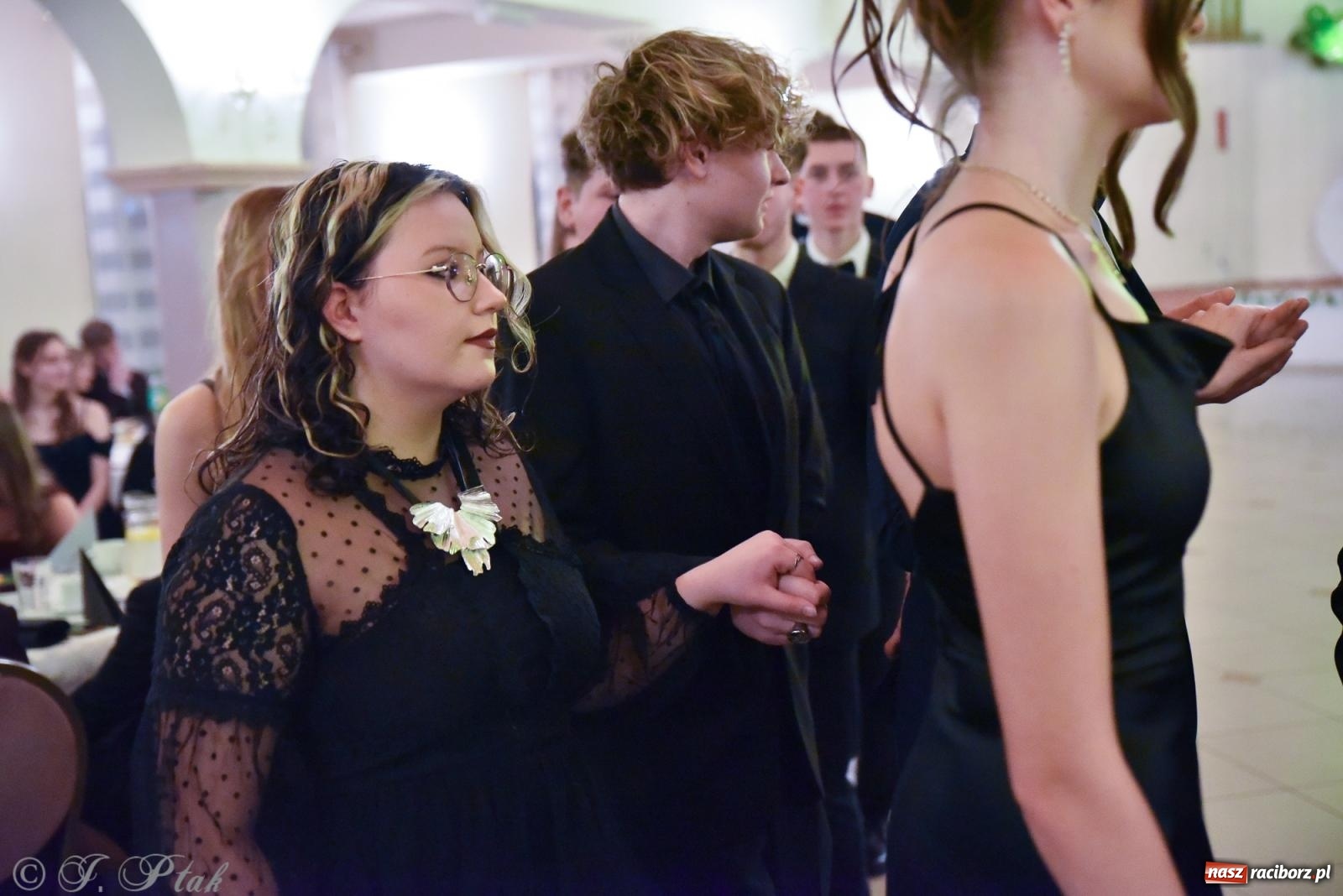 Zdjęcie w galerii na portalu naszraciborz.pl: Razem młodzi przyjaciele! Studniówka II LO z Raciborza [FOTO i WIDEO] wiadomości z regionu