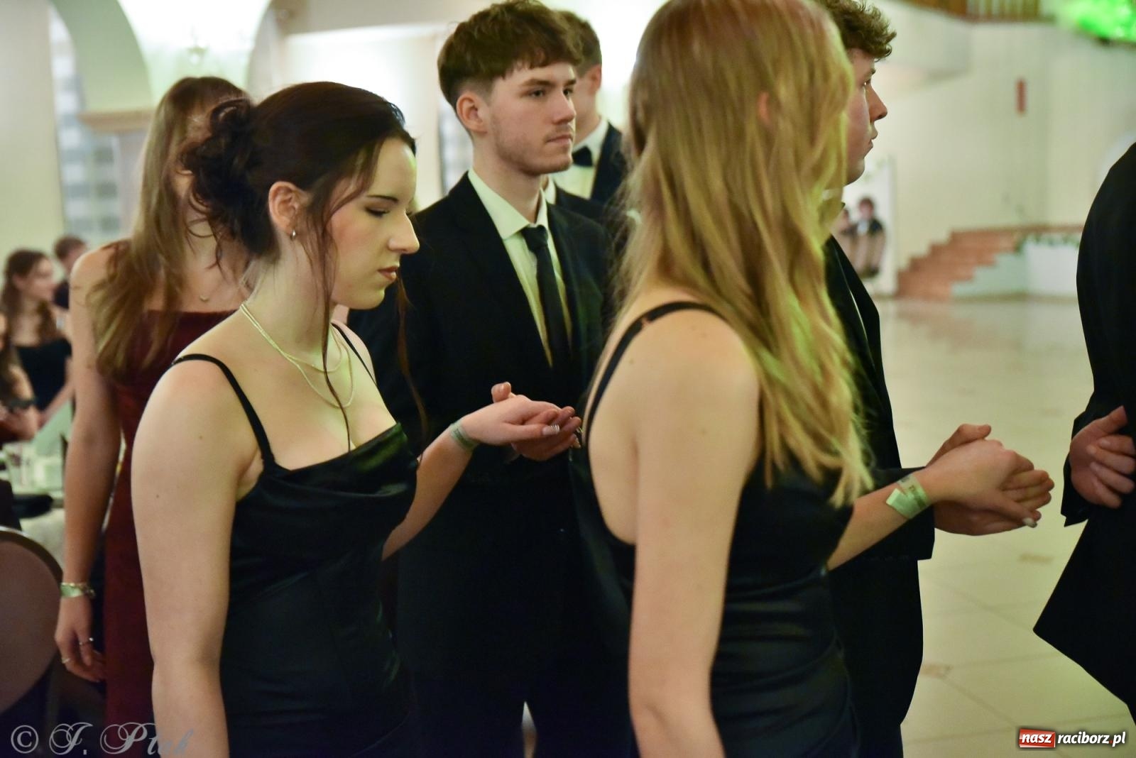 Zdjęcie w galerii na portalu naszraciborz.pl: Razem młodzi przyjaciele! Studniówka II LO z Raciborza [FOTO i WIDEO] wiadomości z regionu