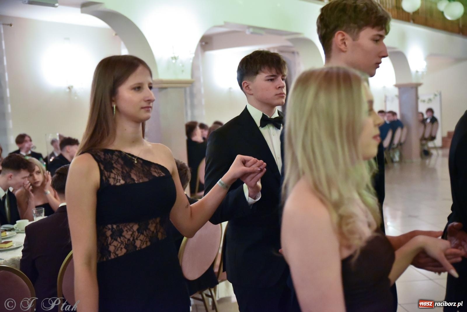 Zdjęcie w galerii na portalu naszraciborz.pl: Razem młodzi przyjaciele! Studniówka II LO z Raciborza [FOTO i WIDEO] wiadomości z regionu