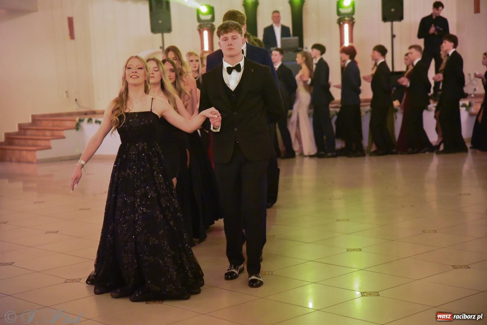 Zdjęcie w galerii na portalu naszraciborz.pl: Razem młodzi przyjaciele! Studniówka II LO z Raciborza [FOTO i WIDEO] wiadomości z regionu