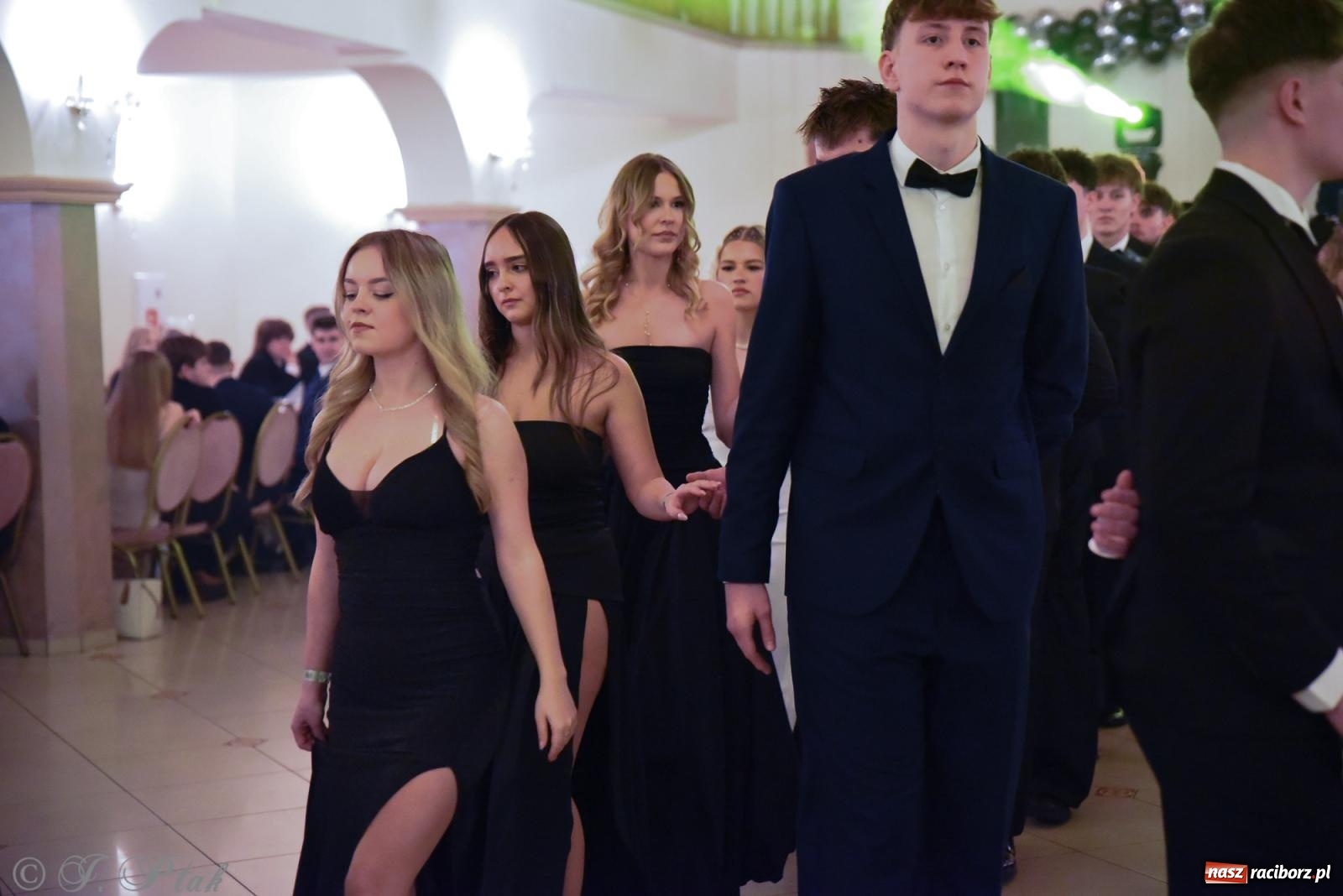 Zdjęcie w galerii na portalu naszraciborz.pl: Razem młodzi przyjaciele! Studniówka II LO z Raciborza [FOTO i WIDEO] wiadomości z regionu