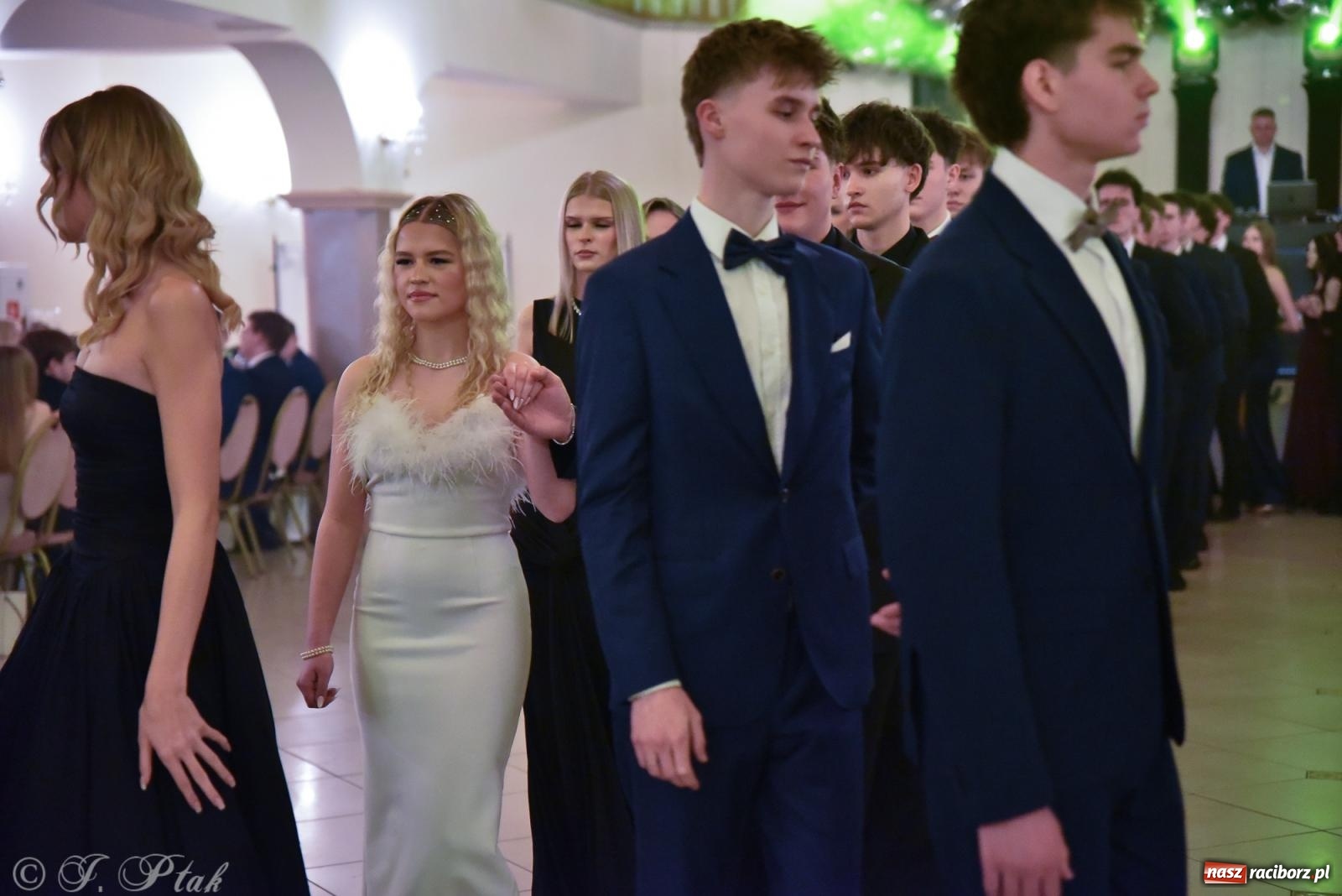 Zdjęcie w galerii na portalu naszraciborz.pl: Razem młodzi przyjaciele! Studniówka II LO z Raciborza [FOTO i WIDEO] wiadomości z regionu