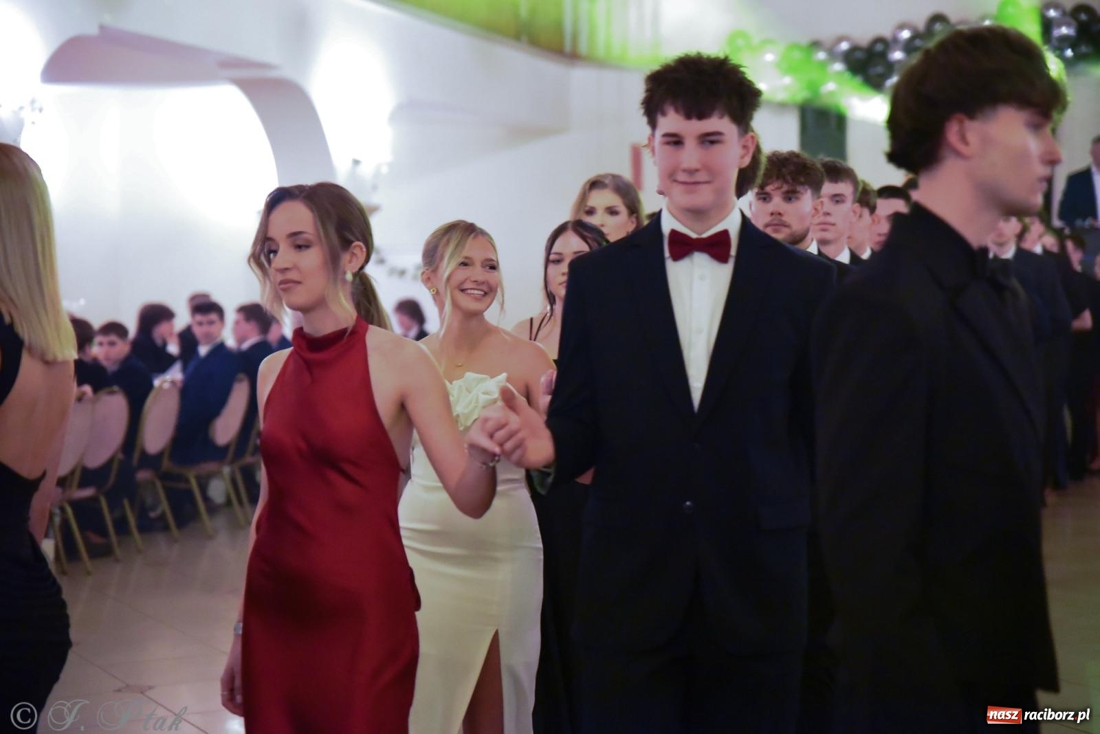 Zdjęcie w galerii na portalu naszraciborz.pl: Razem młodzi przyjaciele! Studniówka II LO z Raciborza [FOTO i WIDEO] wiadomości z regionu