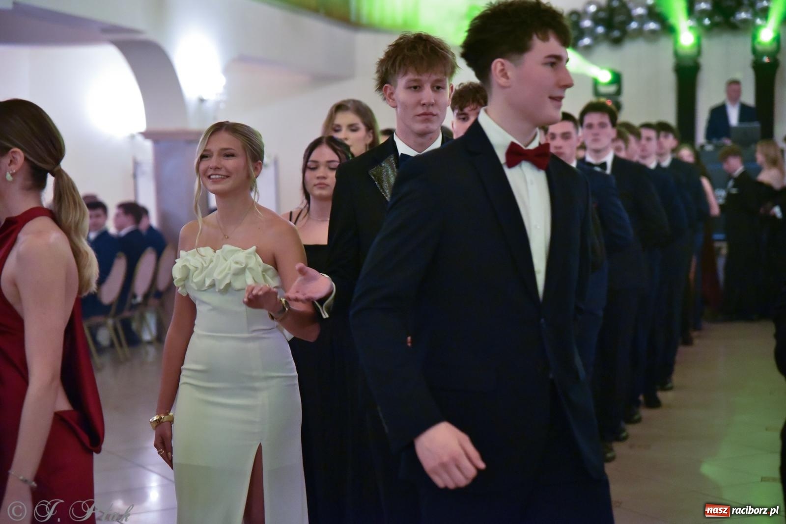 Zdjęcie w galerii na portalu naszraciborz.pl: Razem młodzi przyjaciele! Studniówka II LO z Raciborza [FOTO i WIDEO] wiadomości z regionu