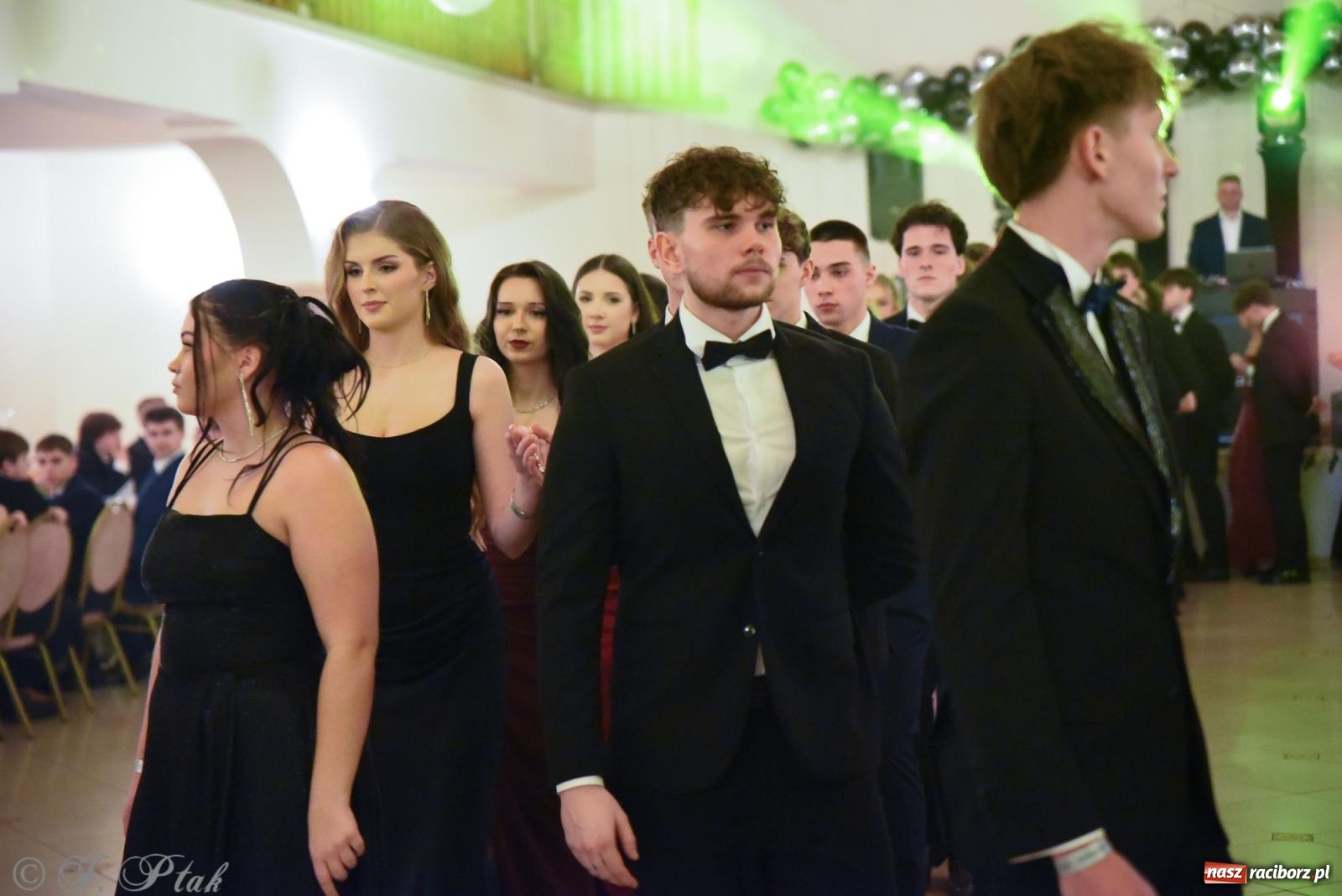 Zdjęcie w galerii na portalu naszraciborz.pl: Razem młodzi przyjaciele! Studniówka II LO z Raciborza [FOTO i WIDEO] wiadomości z regionu