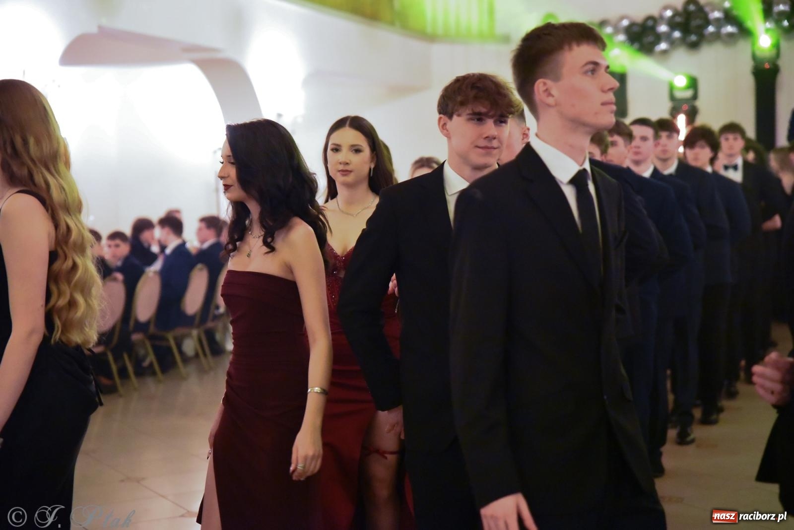 Zdjęcie w galerii na portalu naszraciborz.pl: Razem młodzi przyjaciele! Studniówka II LO z Raciborza [FOTO i WIDEO] wiadomości z regionu