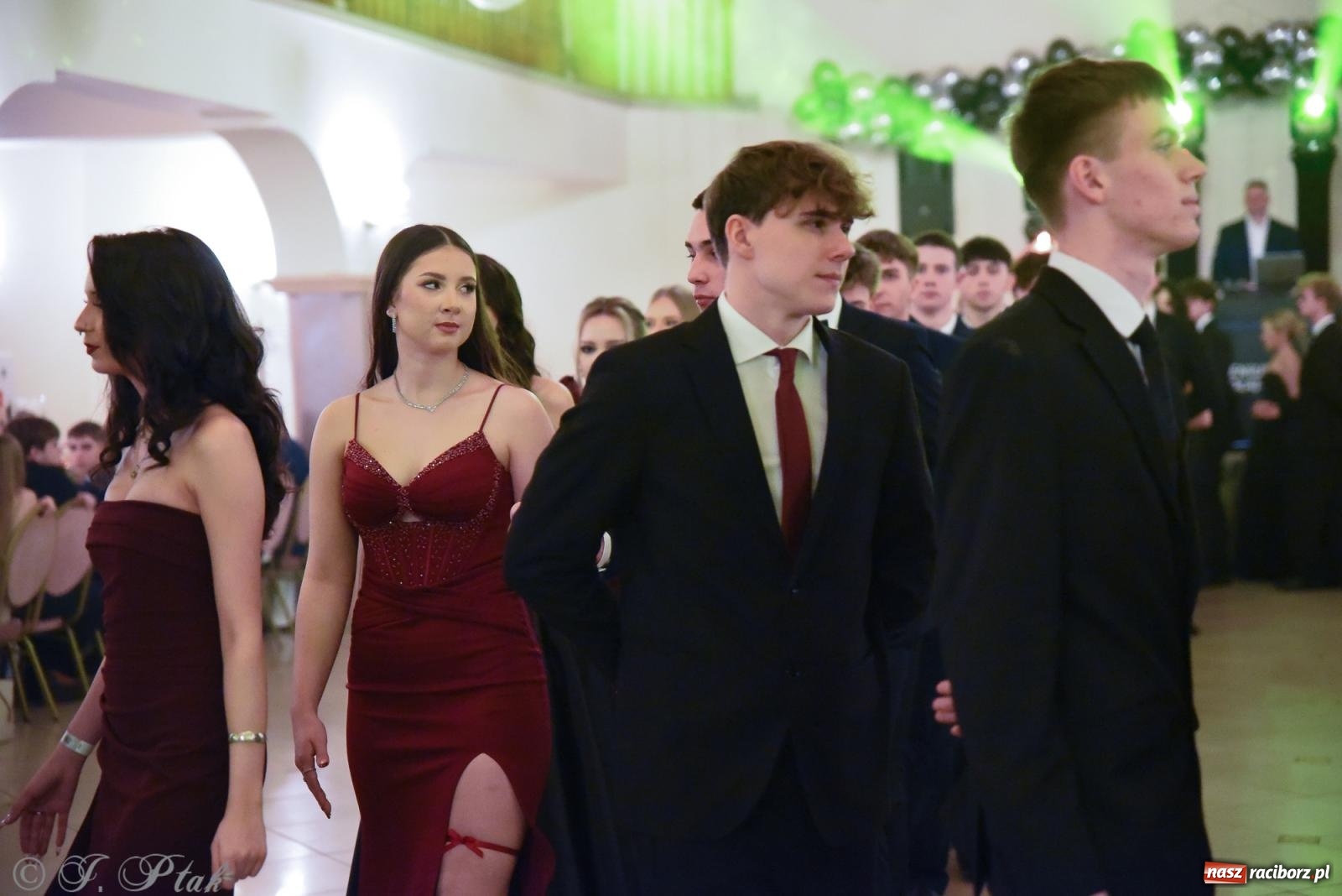 Zdjęcie w galerii na portalu naszraciborz.pl: Razem młodzi przyjaciele! Studniówka II LO z Raciborza [FOTO i WIDEO] wiadomości z regionu