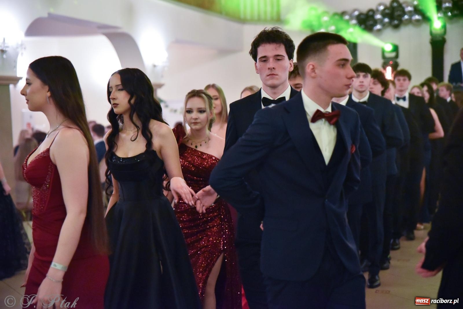 Zdjęcie w galerii na portalu naszraciborz.pl: Razem młodzi przyjaciele! Studniówka II LO z Raciborza [FOTO i WIDEO] wiadomości z regionu