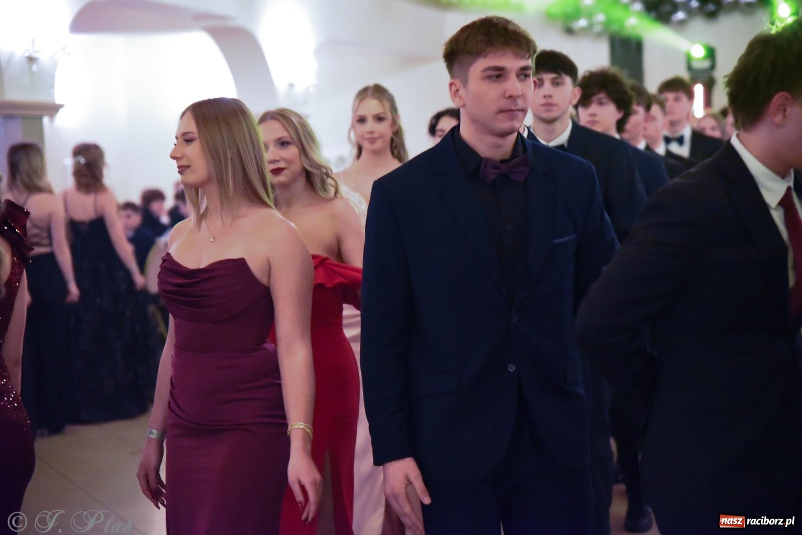 Zdjęcie w galerii na portalu naszraciborz.pl: Razem młodzi przyjaciele! Studniówka II LO z Raciborza [FOTO i WIDEO] wiadomości z regionu