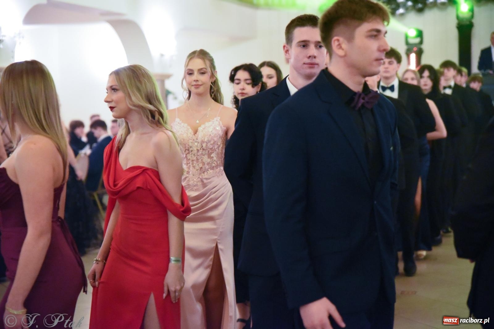 Zdjęcie w galerii na portalu naszraciborz.pl: Razem młodzi przyjaciele! Studniówka II LO z Raciborza [FOTO i WIDEO] wiadomości z regionu