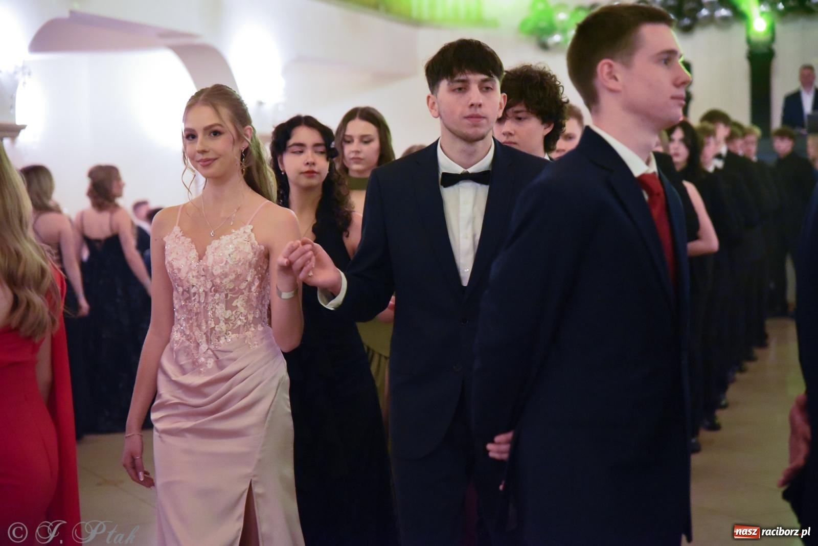 Zdjęcie w galerii na portalu naszraciborz.pl: Razem młodzi przyjaciele! Studniówka II LO z Raciborza [FOTO i WIDEO] wiadomości z regionu