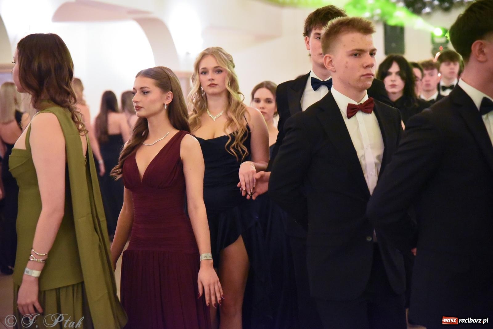 Zdjęcie w galerii na portalu naszraciborz.pl: Razem młodzi przyjaciele! Studniówka II LO z Raciborza [FOTO i WIDEO] wiadomości z regionu