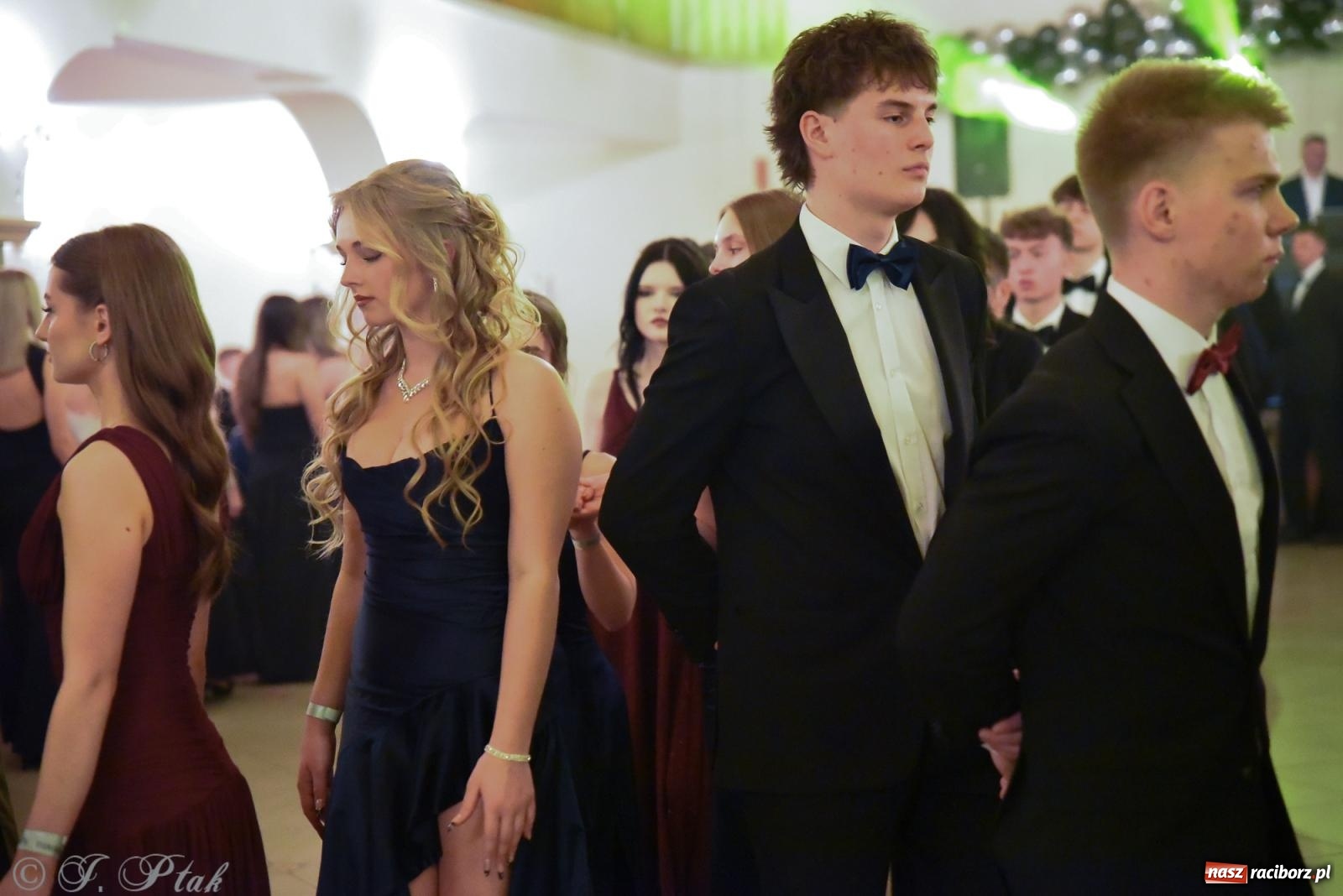 Zdjęcie w galerii na portalu naszraciborz.pl: Razem młodzi przyjaciele! Studniówka II LO z Raciborza [FOTO i WIDEO] wiadomości z regionu