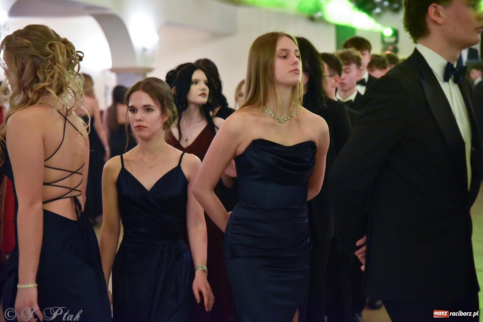 Zdjęcie w galerii na portalu naszraciborz.pl: Razem młodzi przyjaciele! Studniówka II LO z Raciborza [FOTO i WIDEO] wiadomości z regionu