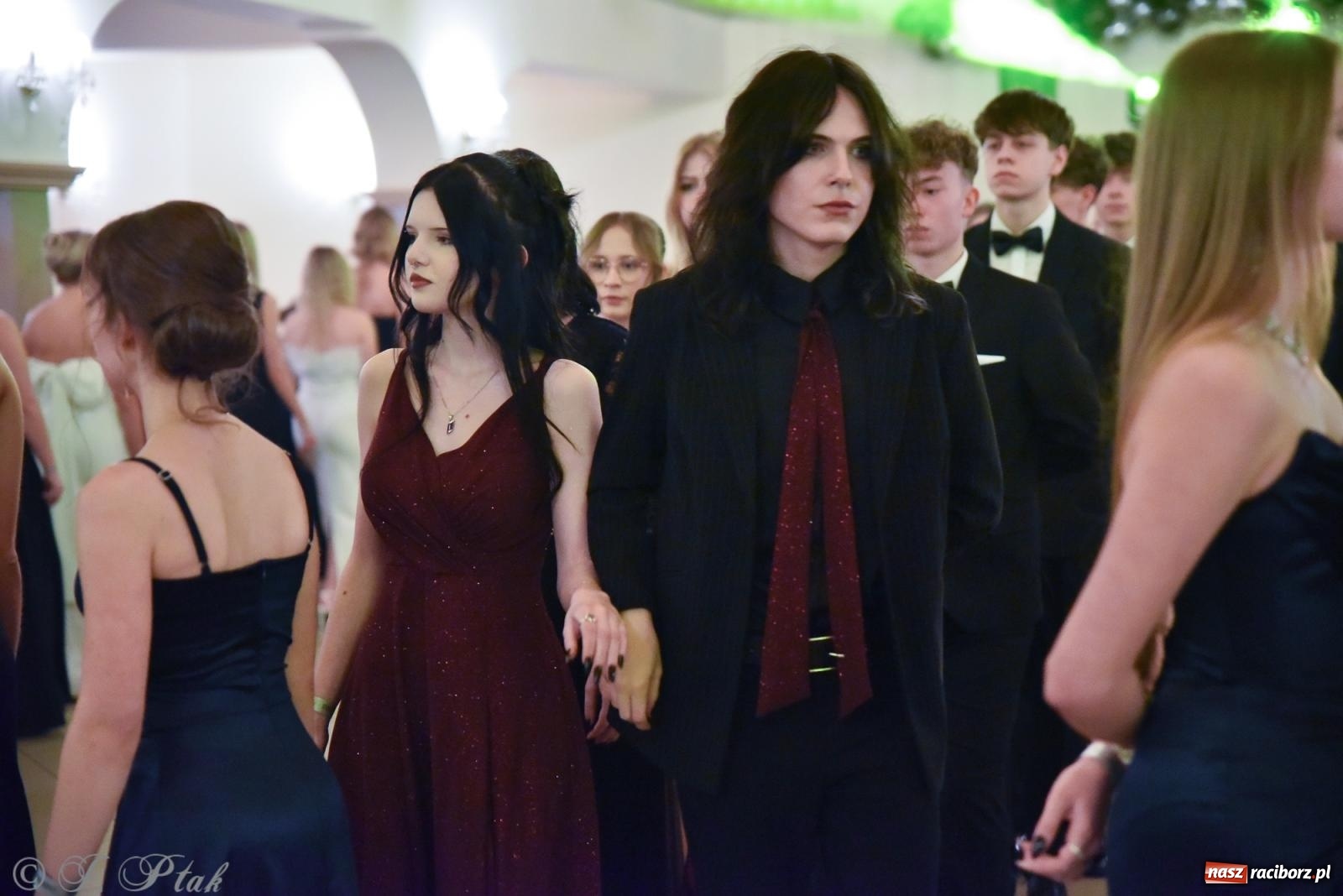 Zdjęcie w galerii na portalu naszraciborz.pl: Razem młodzi przyjaciele! Studniówka II LO z Raciborza [FOTO i WIDEO] wiadomości z regionu