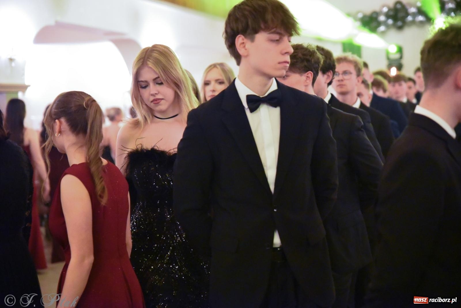 Zdjęcie w galerii na portalu naszraciborz.pl: Razem młodzi przyjaciele! Studniówka II LO z Raciborza [FOTO i WIDEO] wiadomości z regionu