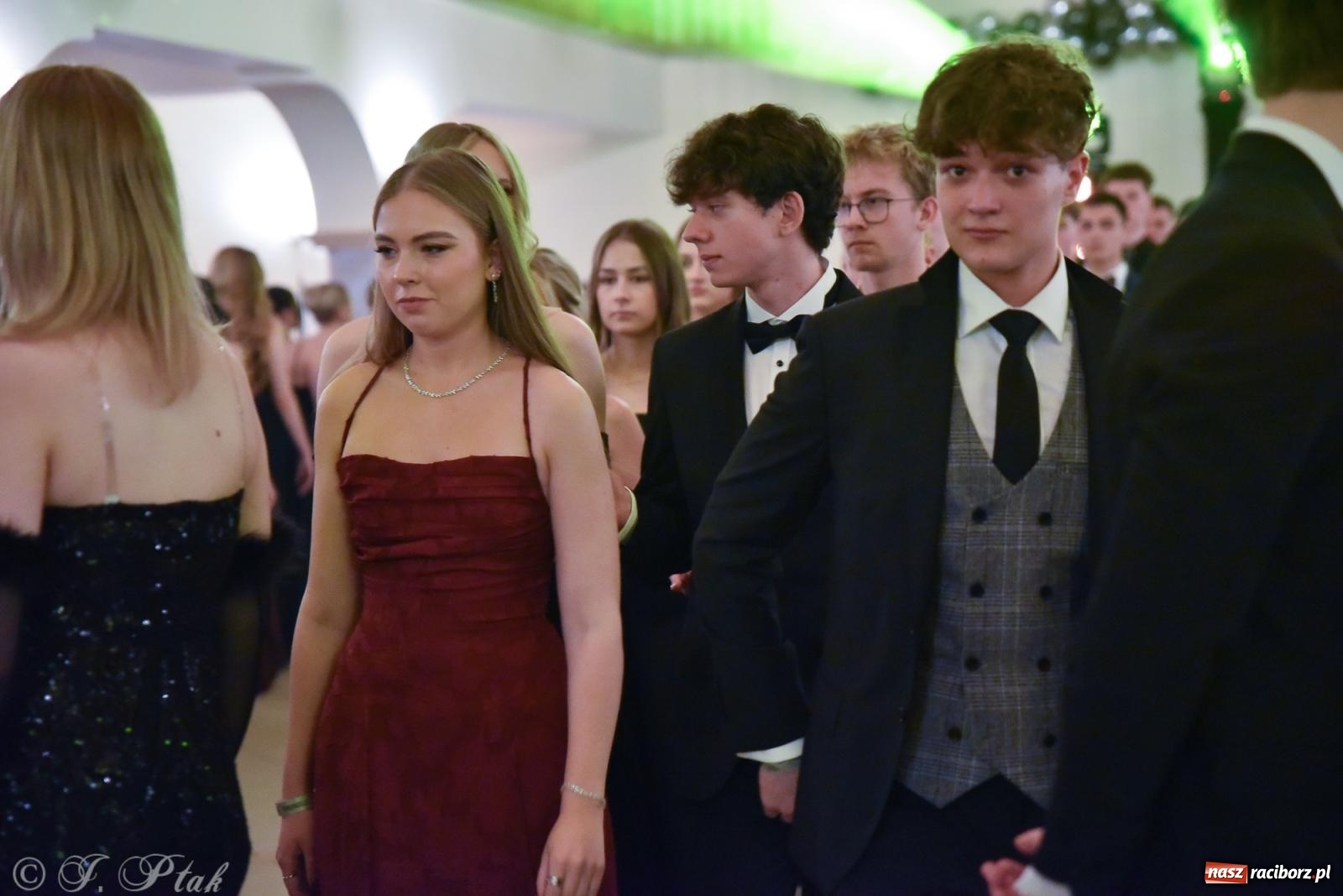 Zdjęcie w galerii na portalu naszraciborz.pl: Razem młodzi przyjaciele! Studniówka II LO z Raciborza [FOTO i WIDEO] wiadomości z regionu