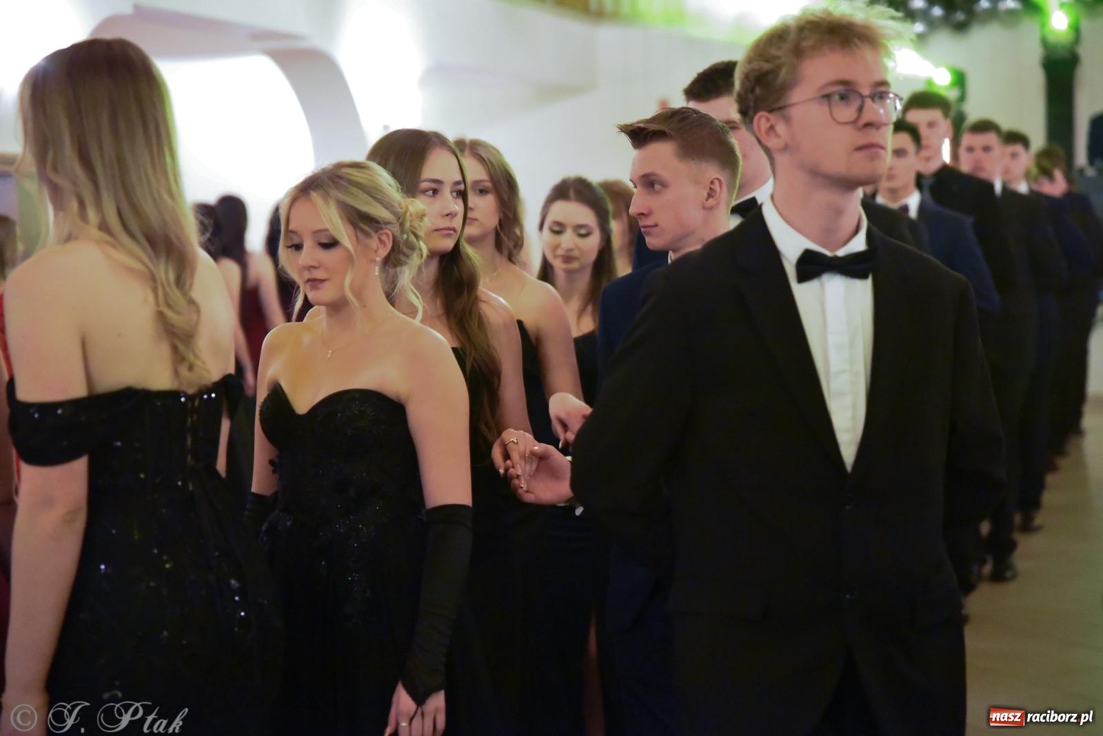 Zdjęcie w galerii na portalu naszraciborz.pl: Razem młodzi przyjaciele! Studniówka II LO z Raciborza [FOTO i WIDEO] wiadomości z regionu