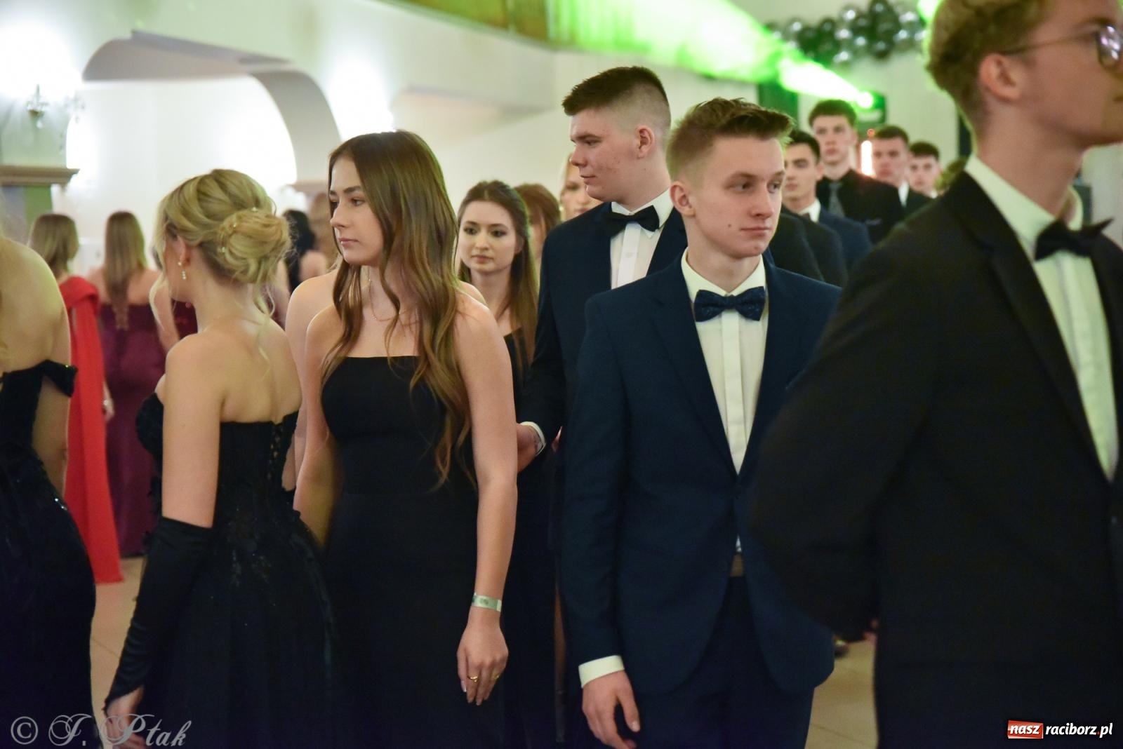 Zdjęcie w galerii na portalu naszraciborz.pl: Razem młodzi przyjaciele! Studniówka II LO z Raciborza [FOTO i WIDEO] wiadomości z regionu