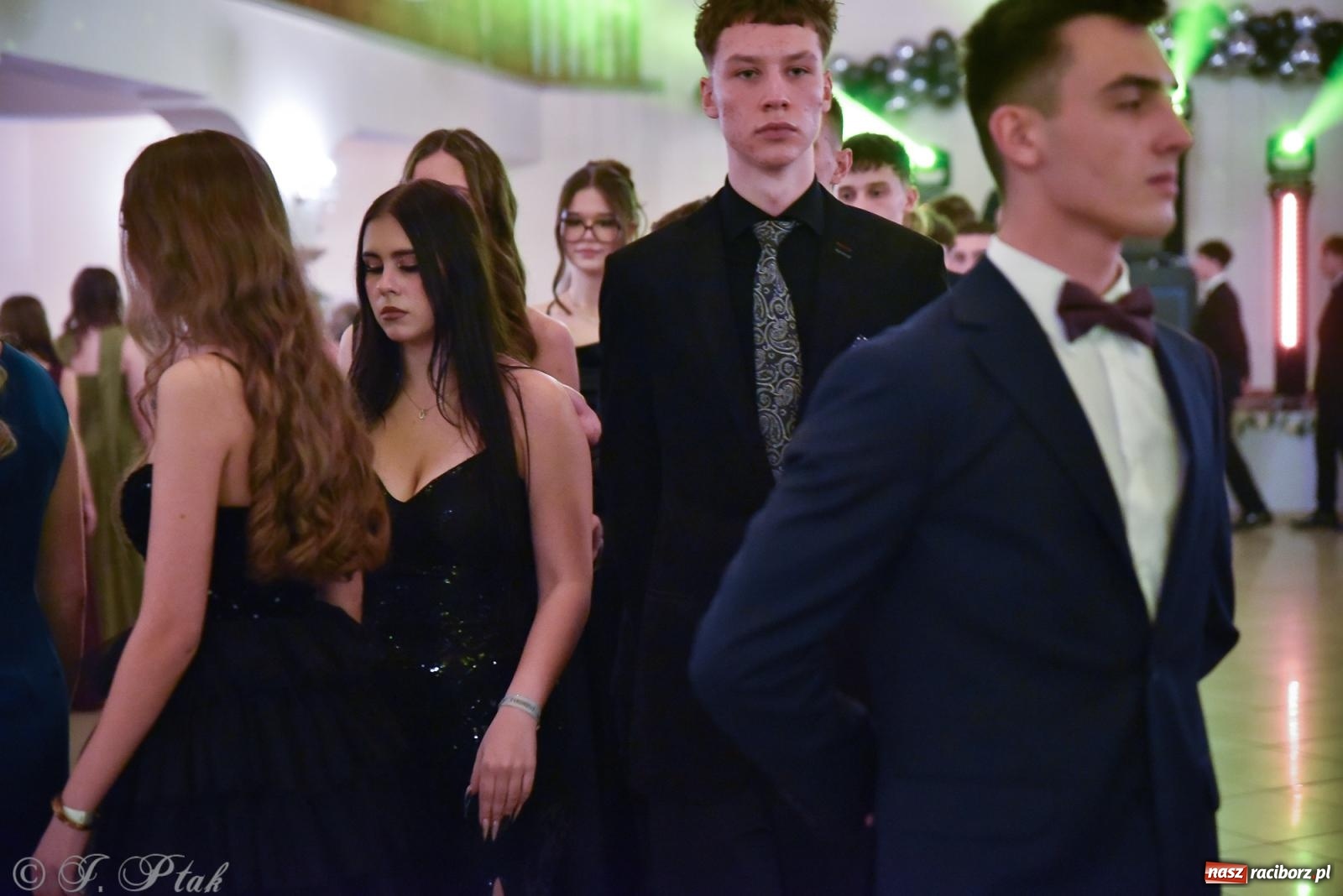 Zdjęcie w galerii na portalu naszraciborz.pl: Razem młodzi przyjaciele! Studniówka II LO z Raciborza [FOTO i WIDEO] wiadomości z regionu